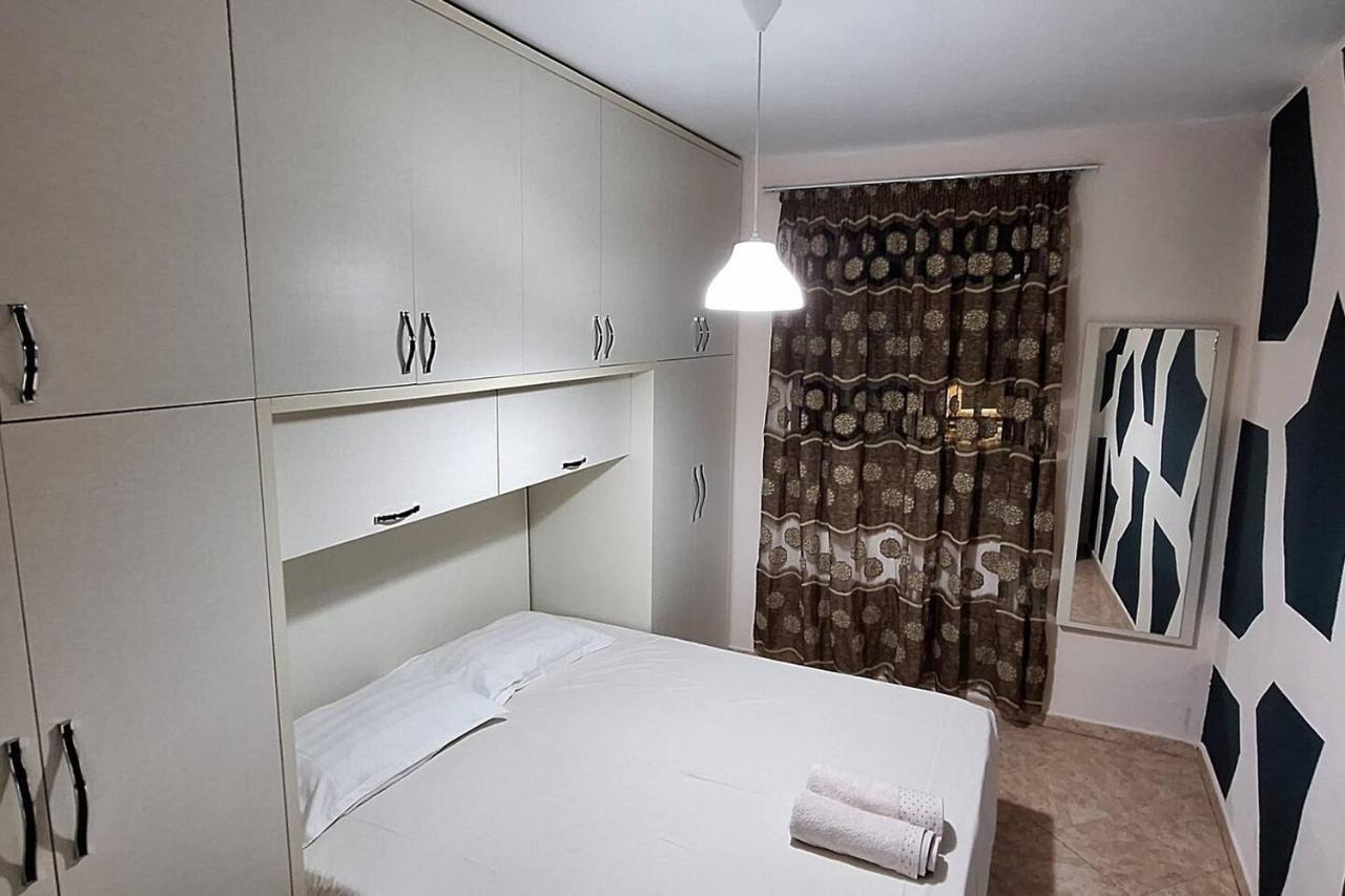 Promenade Apartment In City Centre Berat Bagian luar foto