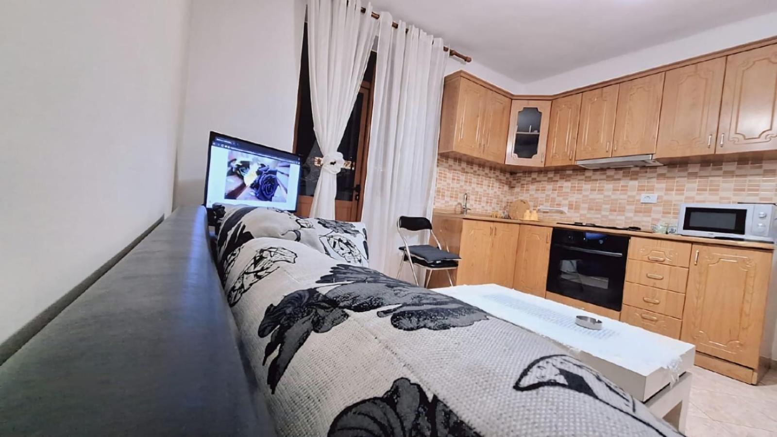 Promenade Apartment In City Centre Berat Bagian luar foto