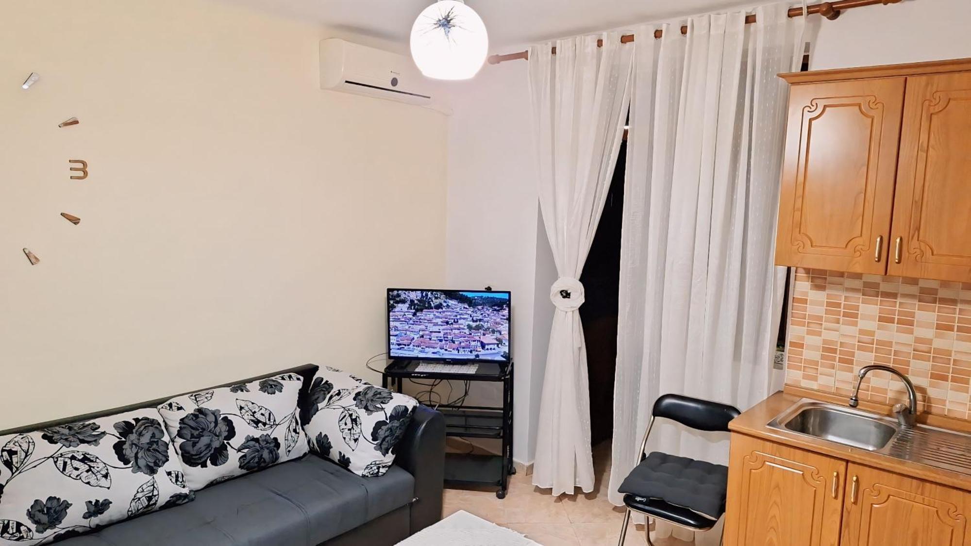 Promenade Apartment In City Centre Berat Bagian luar foto